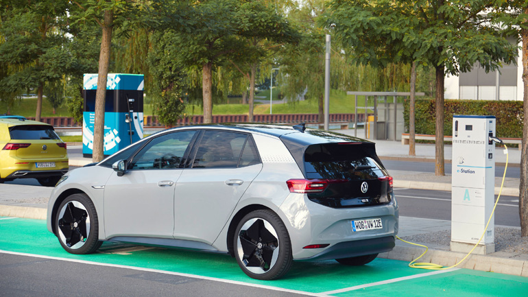 H VW τοποθετεί 750 νέους σταθμούς φόρτισης